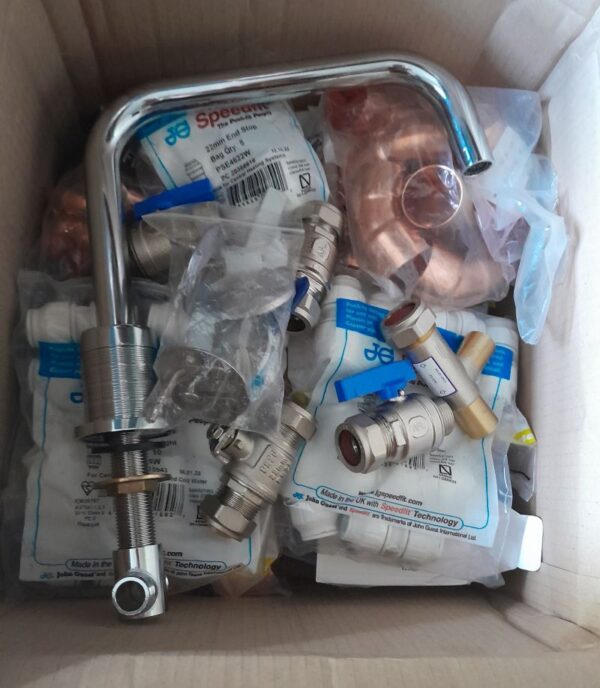 Mixed lot of various plumbing bits including elbow joints